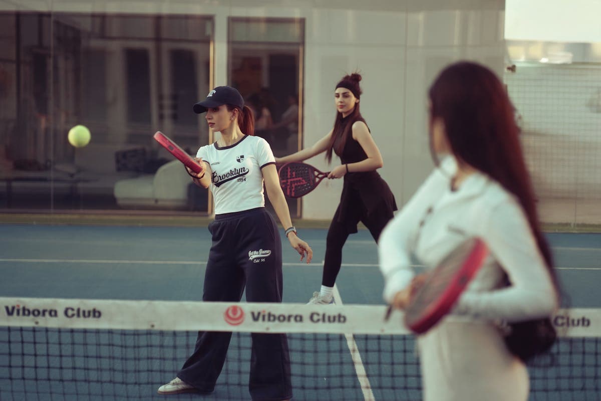 Padel vs Tennis: 10 Key Differences Every Player Should Know